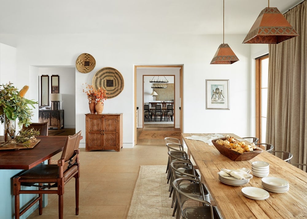 厨房里还有一个早餐角和非正式的用餐区，配有一张质朴的矩形木制餐桌