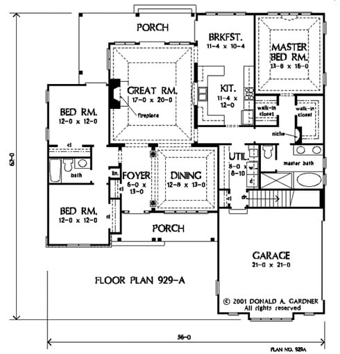 主要楼层平面图显示地下室楼梯位置。