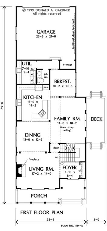 主楼层平面图显示地下室楼梯位置。