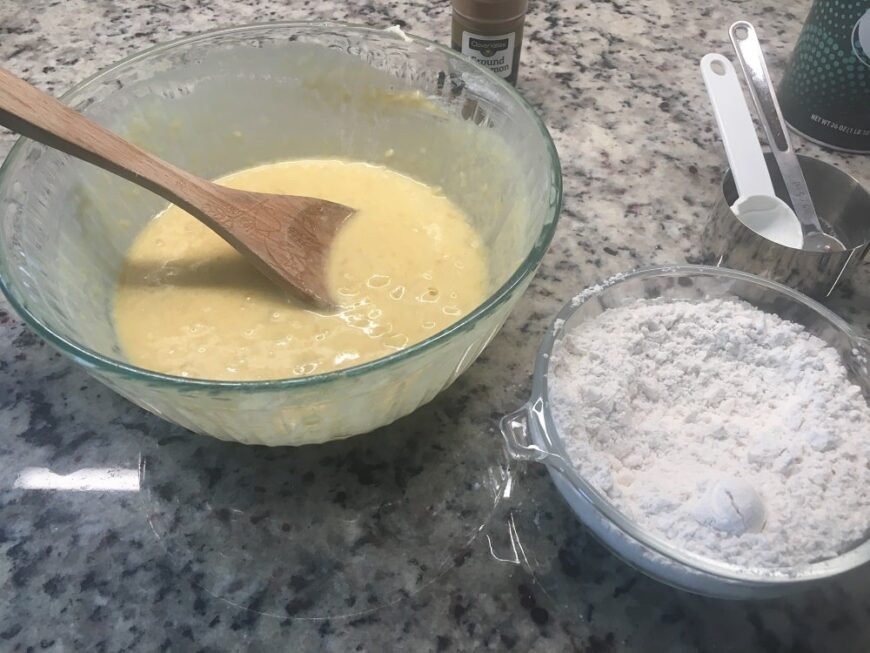 蛋液和干料分别放在不同的碗里。