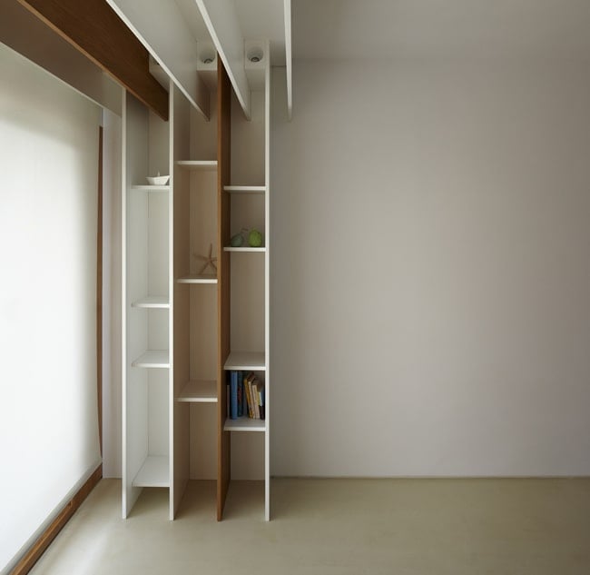 内置的木制书架有一个独特的设计，延伸到天花板。