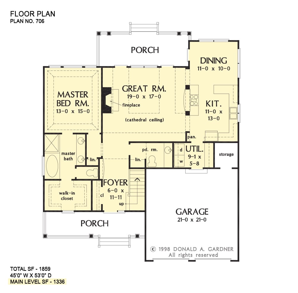 3间卧室两层楼的Courtney别墅的主要层平面图，带有前后门廊，门厅，大房间，厨房，用餐区，主要套房和通往车库的杂物间。