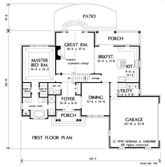 拉德克利夫传统住宅的主层平面图，有前后门廊、门厅、正式餐厅、大房间、带早餐角的厨房、主要套房和通往车库的杂物间。