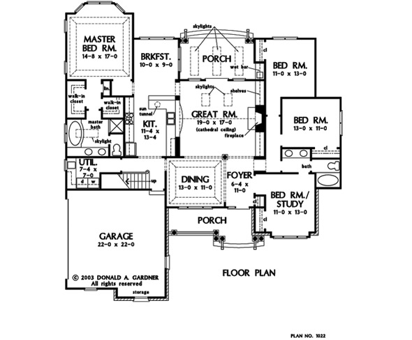 单层4卧室传统风格的主要楼层平面图The Lilycrest cottage，前后门廊，门厅，大房间，带早餐角的厨房，正式餐厅和通往车库的杂物间。