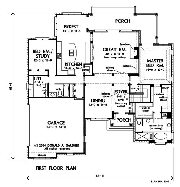 两层四卧室传统风格的哈特福德住宅的主要楼层平面图，带有前后门廊，门厅，正式餐厅，大房间，带早餐角的厨房，以及两间卧室，包括多功能书房和主要套房。
