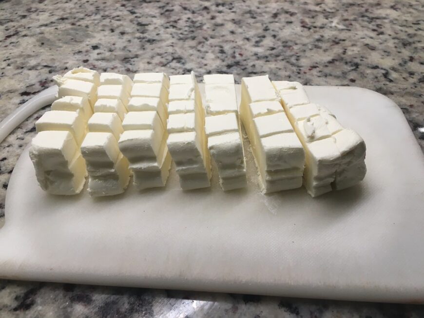 奶油奶酪被切成小方块。