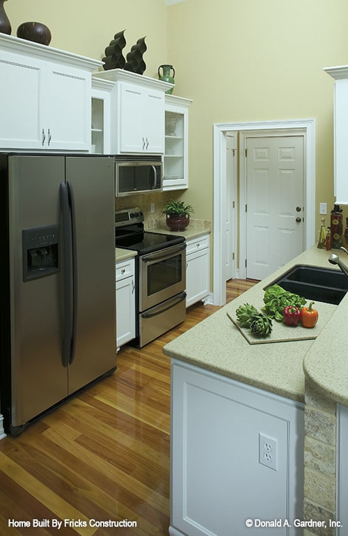 厨房有石板电器，花岗岩台面，双碗水槽，和一个吃吧。