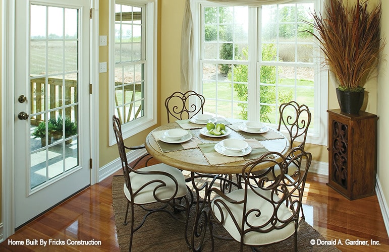 早餐角落，圆形餐桌和华丽的金属椅子坐在纹理区域地毯上。