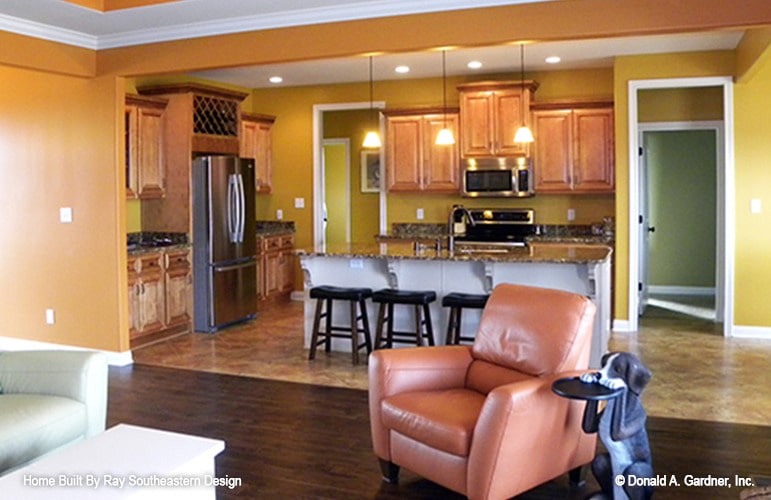 客厅通往由黄色墙壁界定的厨房。