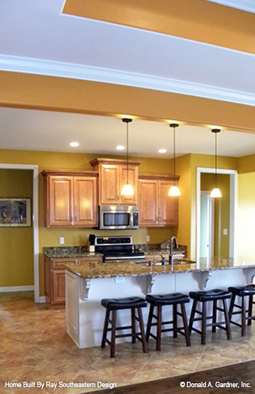 嵌入式天花板灯和玻璃圆顶吊坠为厨房增添了舒适的感觉。