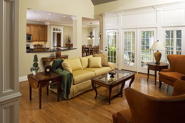 客厅有经典的座椅和木桌，与硬木地板融为一体。