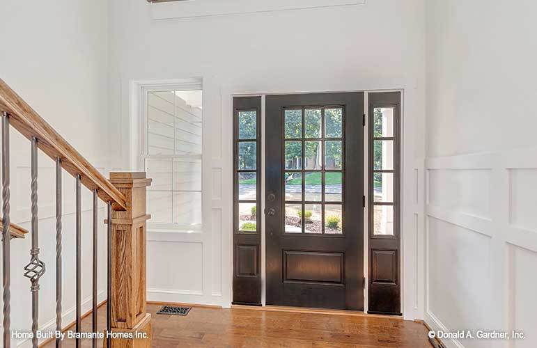 一进入门厅，迎接你的是一个装有华丽锻铁主轴的木制楼梯。