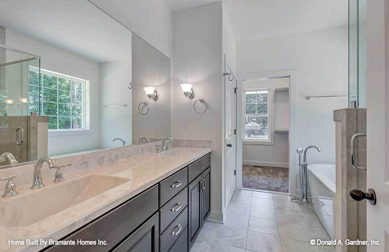 双水槽梳妆台搭配大无框镜子完成了主浴室。
