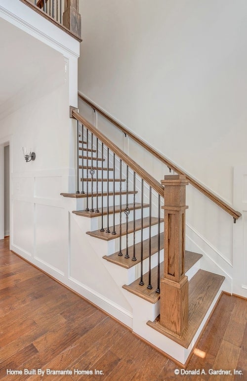 带有华丽铁主轴的楼梯和与硬木地板相匹配的木质台阶。