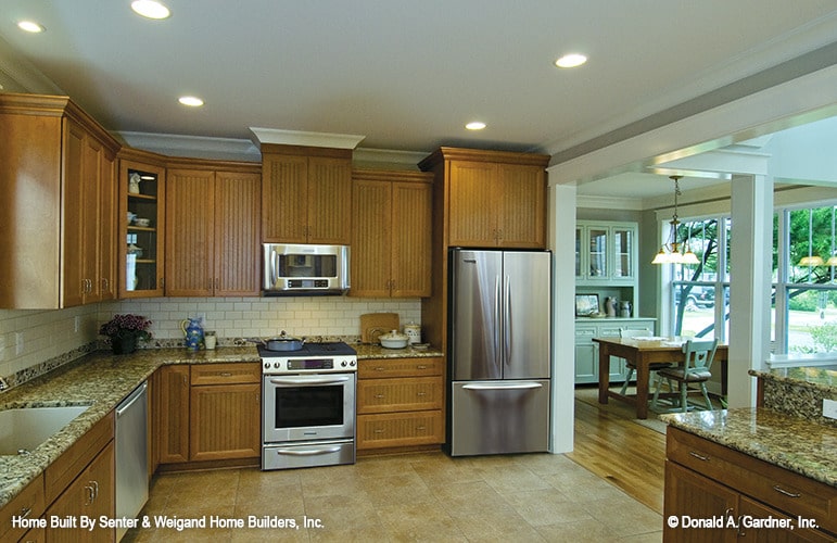 厨房配有不锈钢器具，木制橱柜和花岗岩台面。