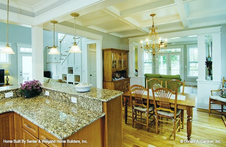 镀金的枝形吊灯和玻璃圆顶吊坠为用餐的厨房营造了舒适的氛围。