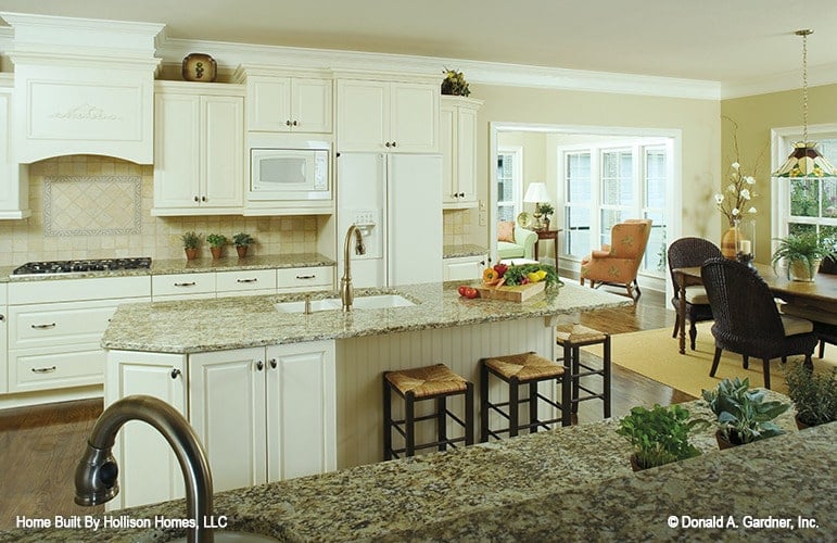 厨房包括一个带长方形餐桌和圆形靠背椅的早餐区。