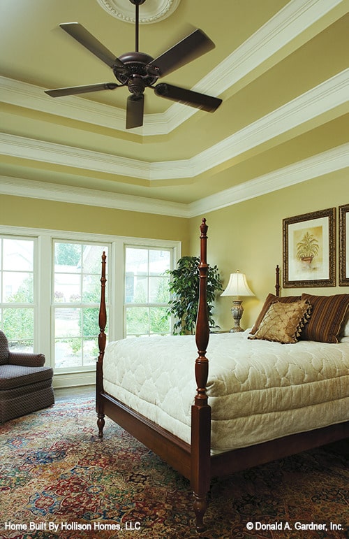 主卧室设有大窗户，四柱床和令人惊叹的台阶天花板。