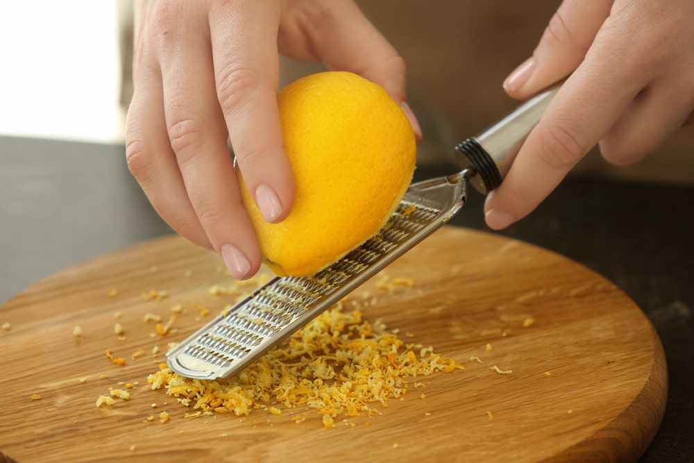 用刨丝器收集柠檬皮。