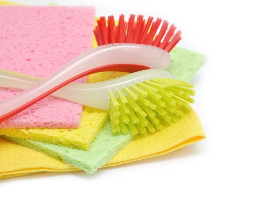洗碗用的彩色刷子和海绵。