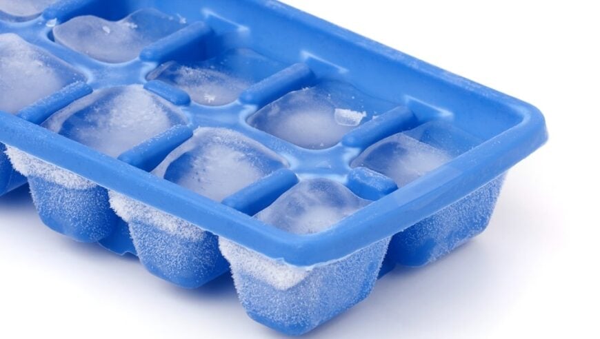 仔细看看蓝色塑料冰块盘子。