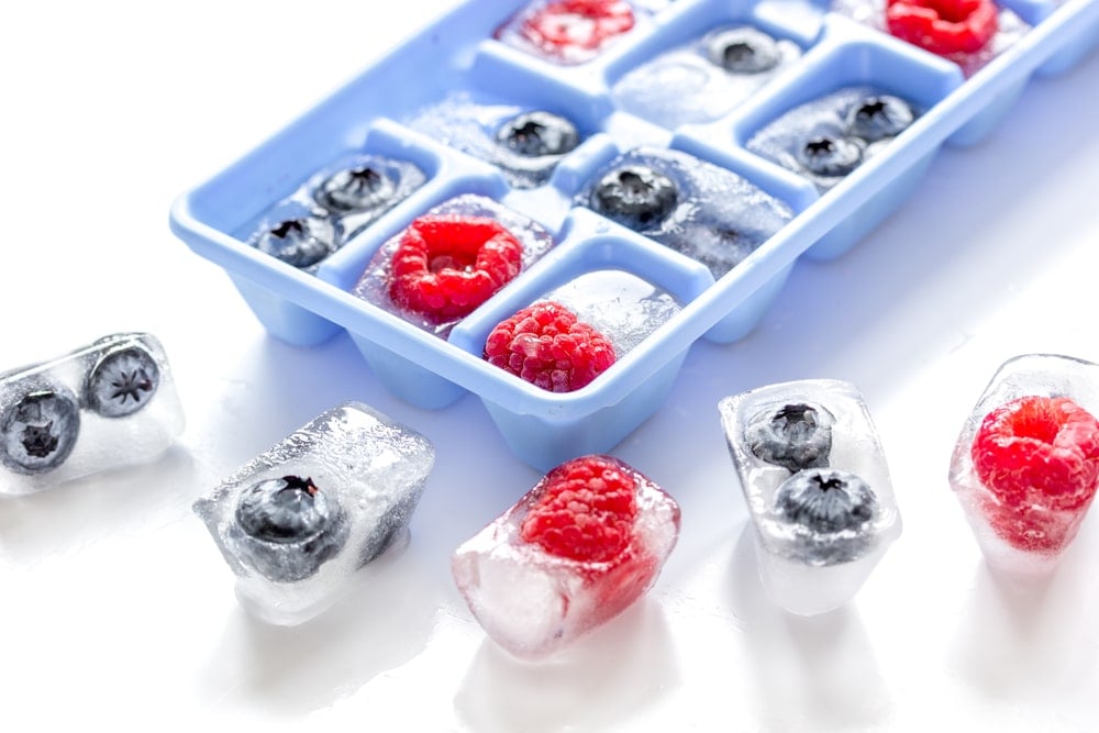 果汁和浆果放在冰盘里。