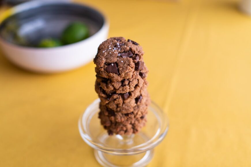 仔细看看一块素食巧克力片Tahini Cookie。
