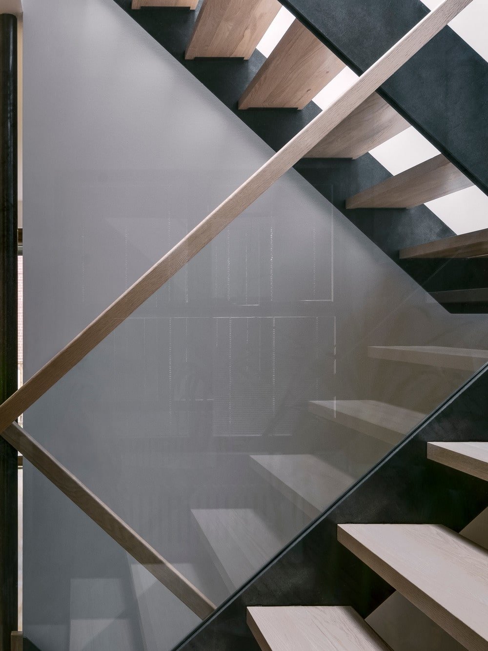 这是一个近距离观察现代玻璃封闭的现代楼梯。
