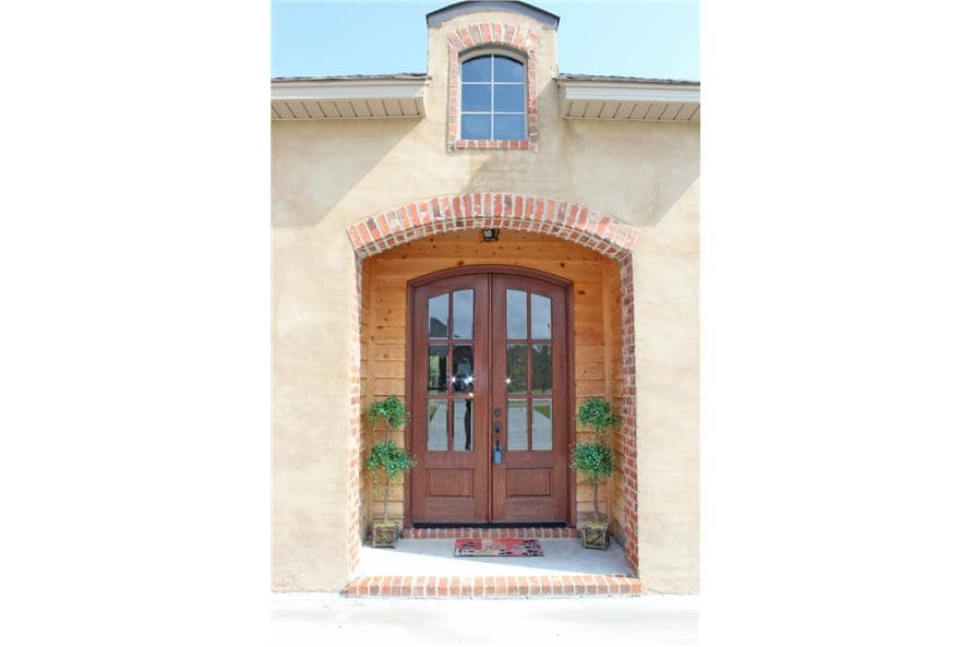 住宅入口有法式入口门和装饰性拱门，顶部有天窗。
