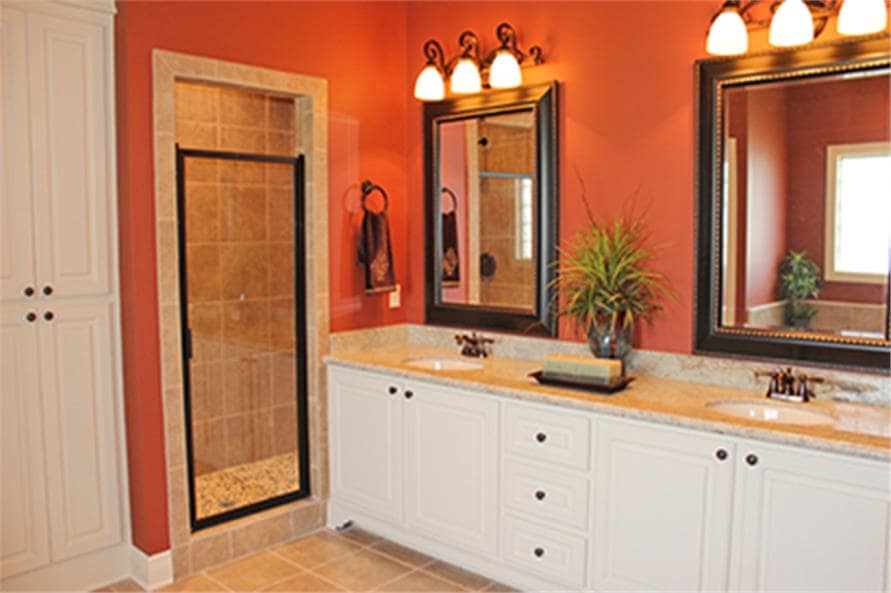 主浴室设有步入式淋浴间和双水槽梳妆台，配有镜框镜子和玻璃壁灯。