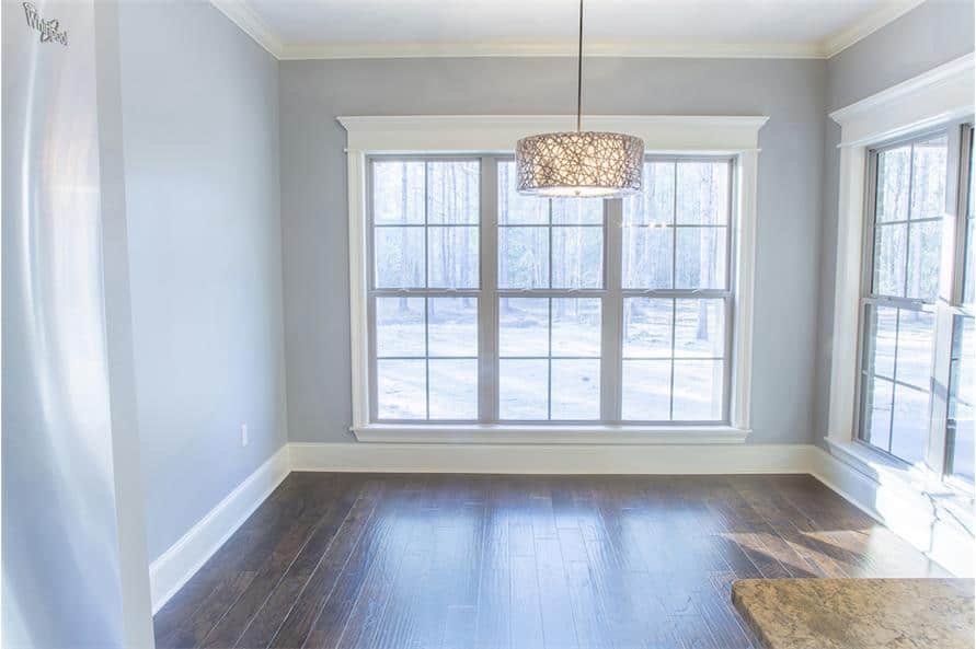 白色的框窗环绕着早餐角，使厨房的自然光线充足。