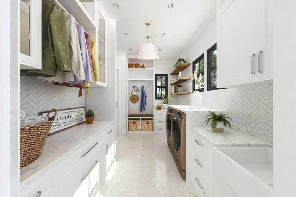 洗衣房配备了前置设备、白色橱柜、大理石台面和一个公用水槽。