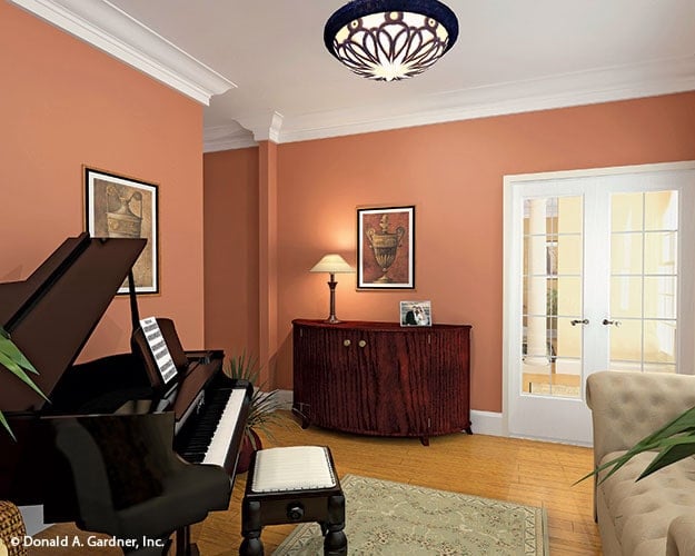 客厅包括法国门和一个木制桌案装饰着艺术品。