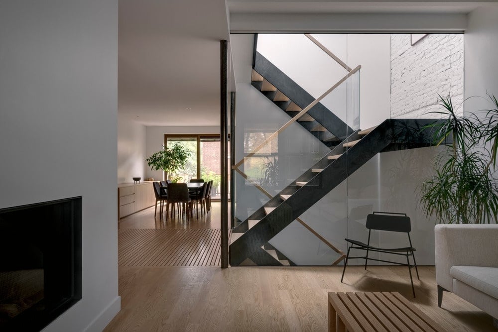 距离内置沙发几步之遥的是这座带玻璃墙的现代楼梯。