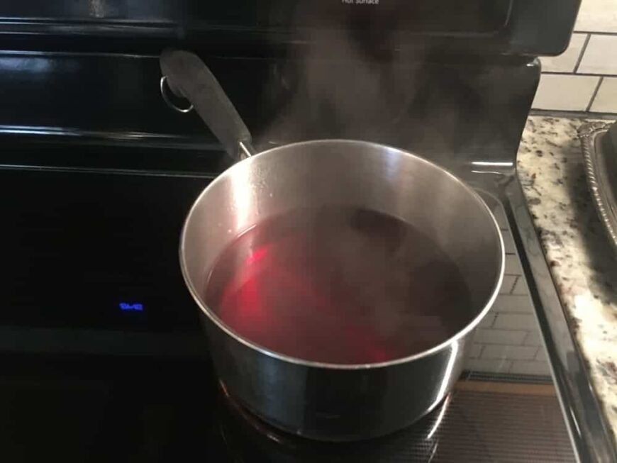 将蔓越莓汁放入大炖锅中慢炖。