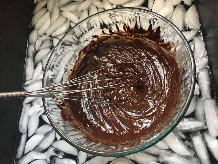 融化的巧克力放在冰水上。
