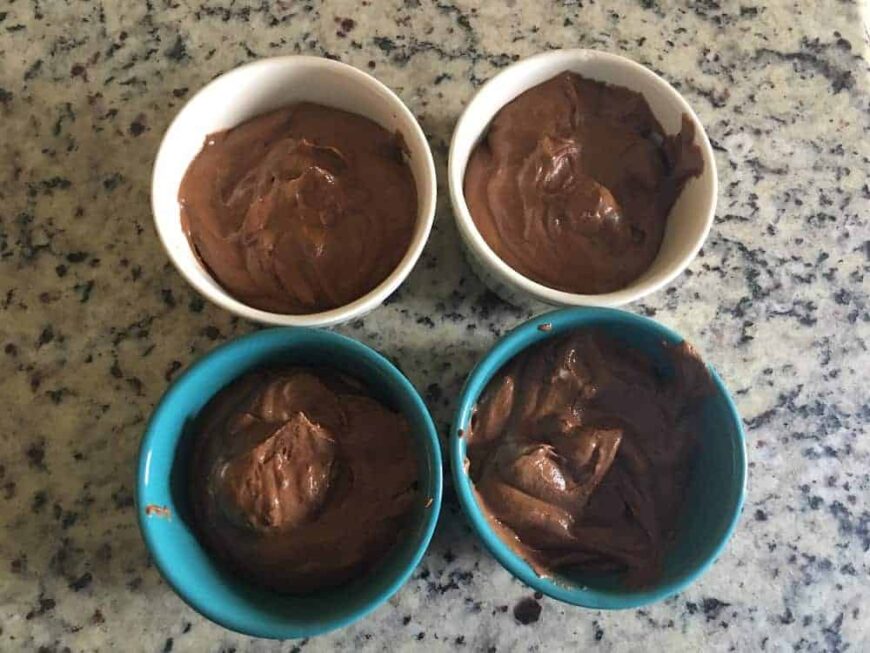 四小碗巧克力慕斯。