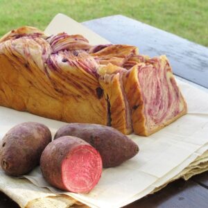 切片的肉桂红薯面包配上新鲜的红薯。