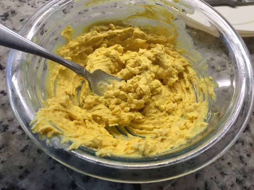 把蛋黄捣碎，用酸奶做成奶油状。