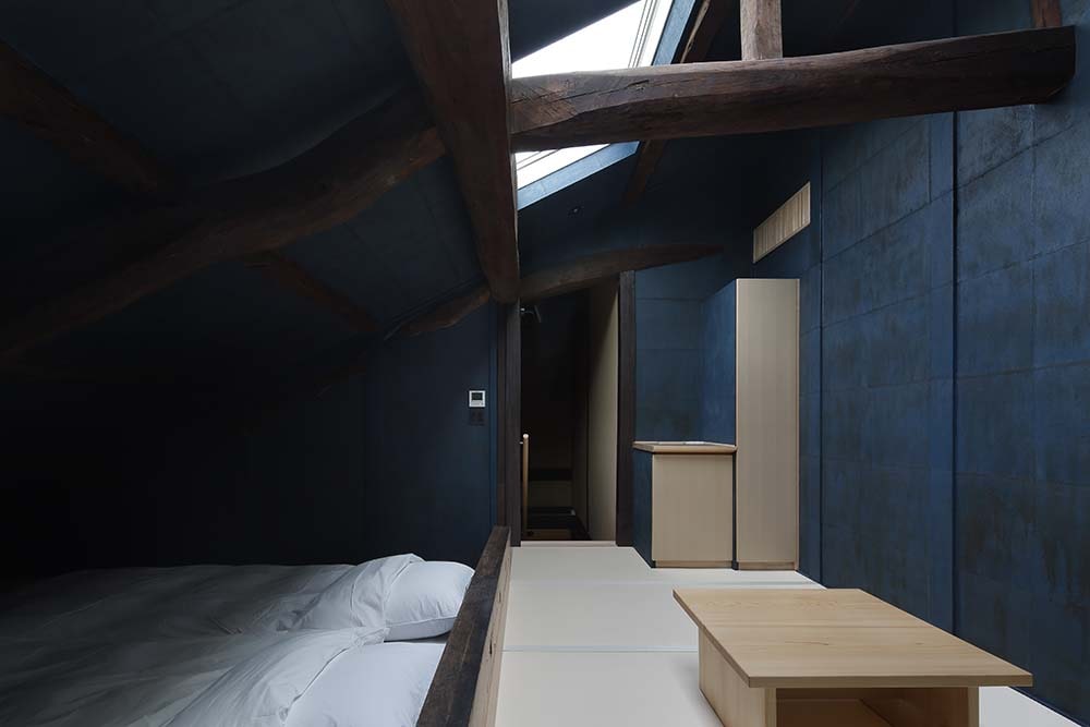 床脚处是一个休息区，有一张低矮的木制咖啡桌，上面有一扇天窗。