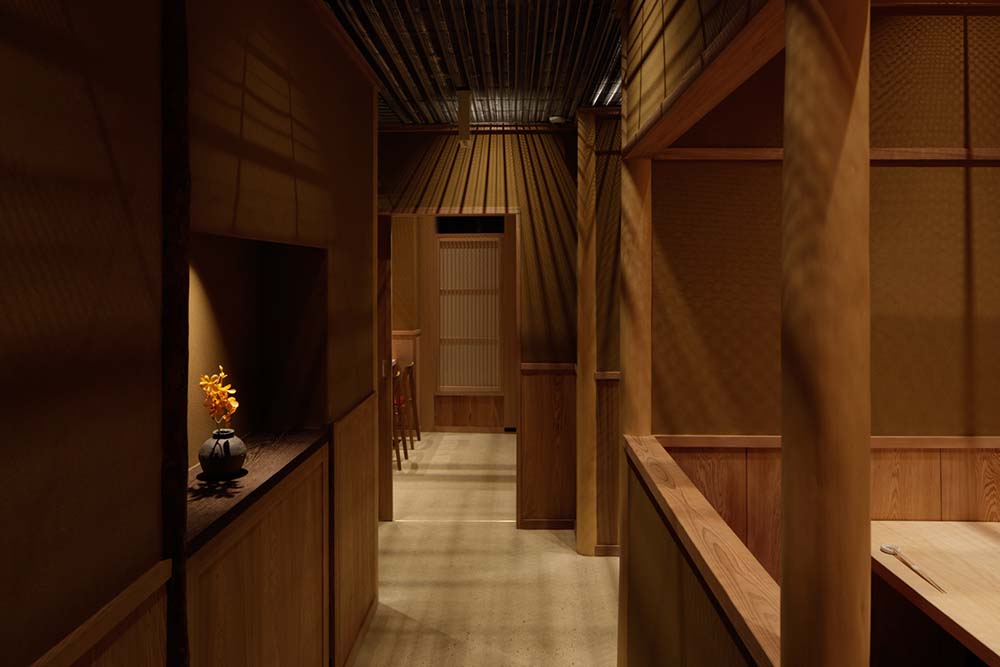 这是餐厅内的走廊，旁边有一个带有装饰的木制凹室。