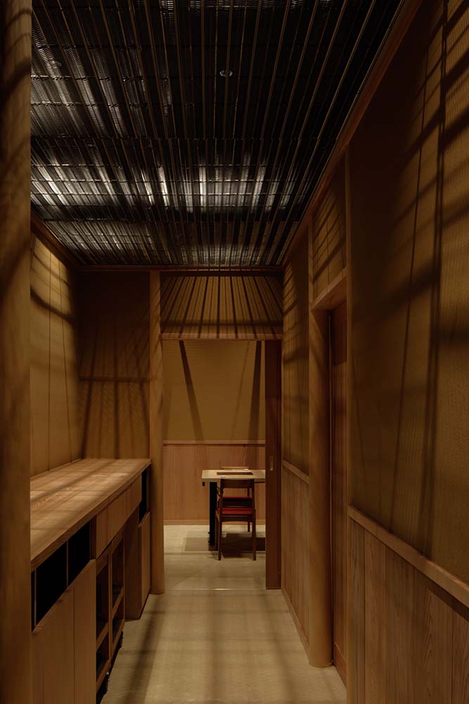 这是一条通往餐厅的走廊，餐厅里有一个用木头做的大柜台，用来准备食物。
