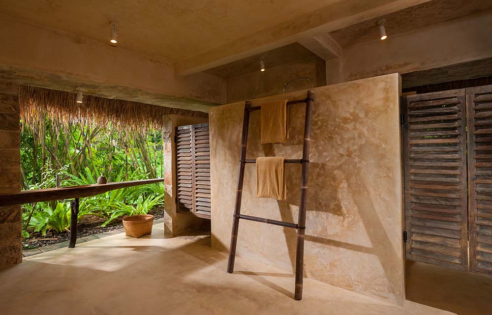 浴室里还有一个木制的梯子式毛巾架，距离质朴的水槽只有几步之遥。
