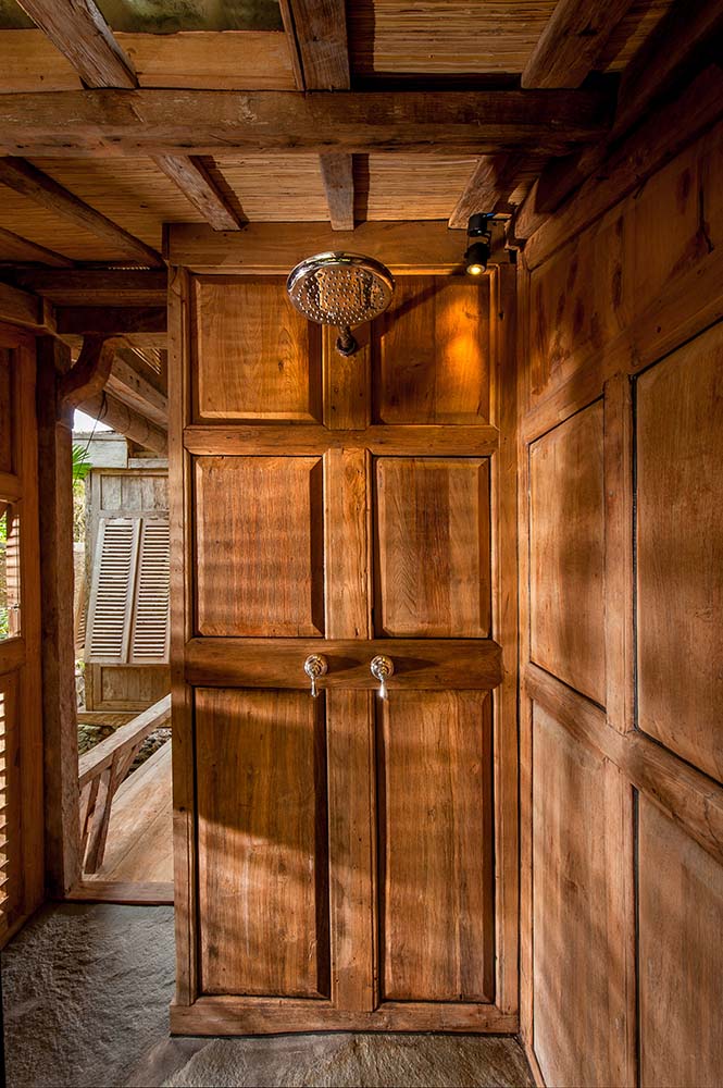 这是一间有图案和设计的卧室的木门。