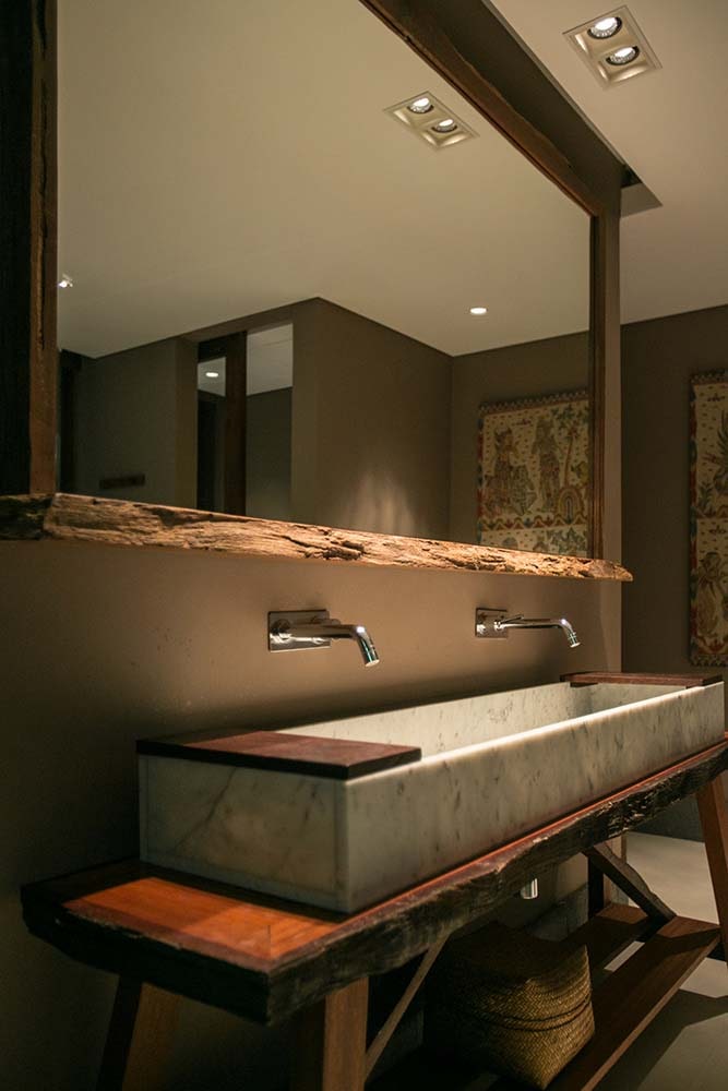 浴室里的大水槽有两个水龙头，可以容纳两个人，上面有一面镜框质朴的镜子。