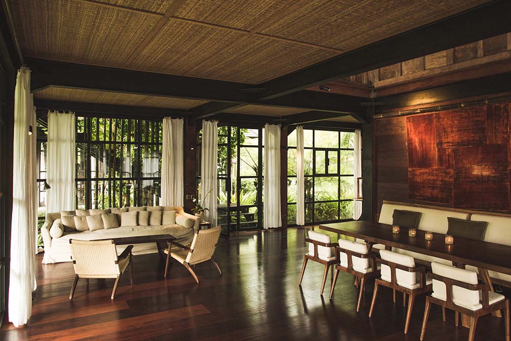 餐厅区距离客厅区只有几步之遥，客厅区有一张米色沙发、木制咖啡桌和硬木地板。