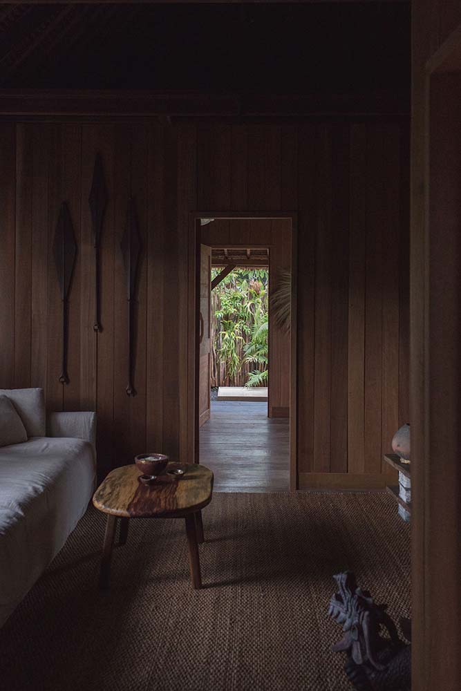 这个卧室里有高大的木制墙壁的一边的沙发上,一个内置的木质结构。