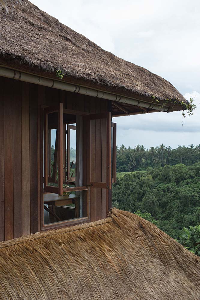 这是一个近距离观察房子的外观与windows和乡村屋顶的上层的角落。