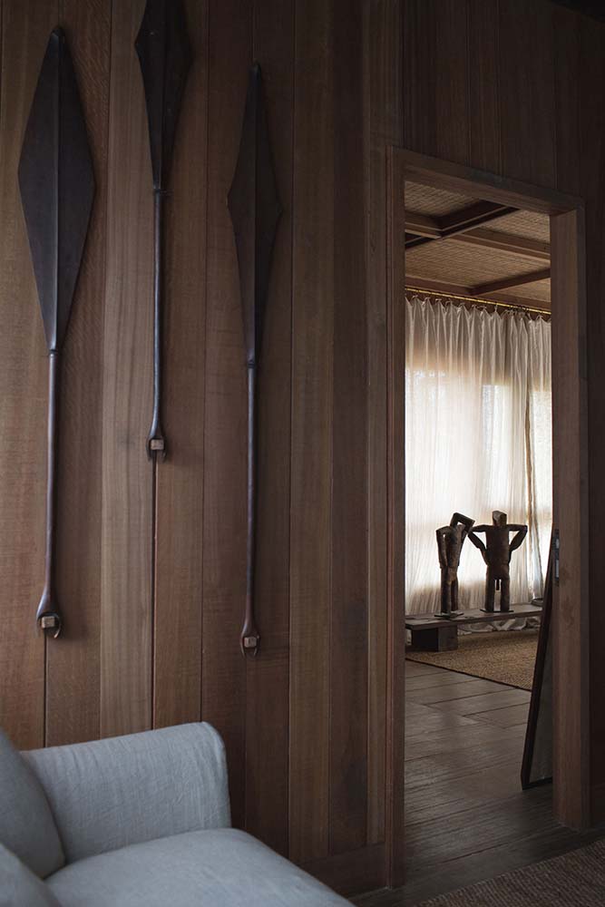 这是一个近距离观察木壁的一侧沙发上与固定在墙上的木桨。