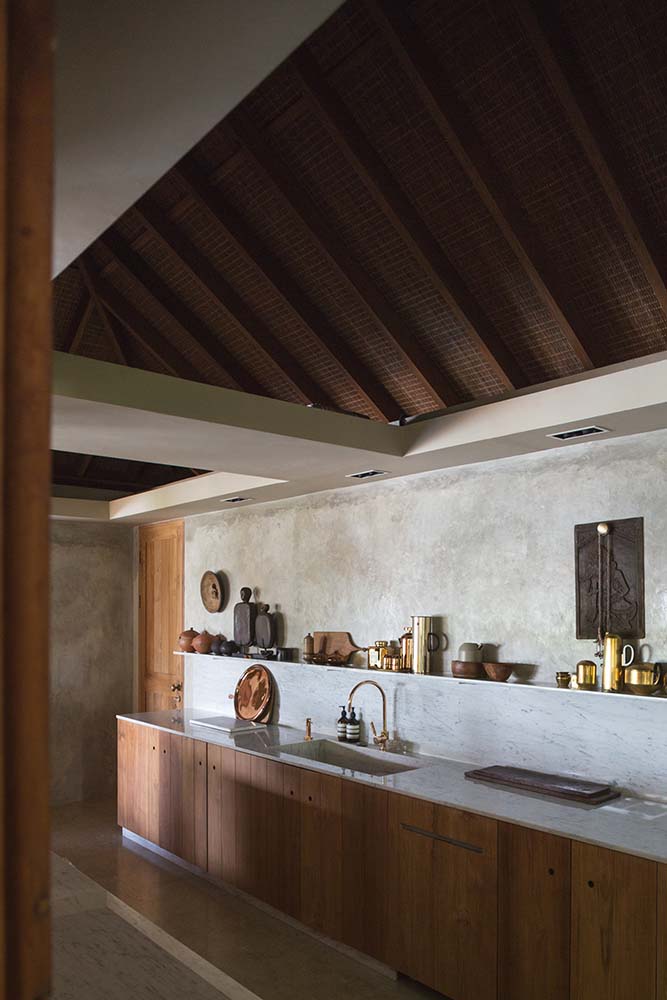 这是一个近距离观察厨房的木制橱柜与对比鲜明的白色柜台和后挡板。
